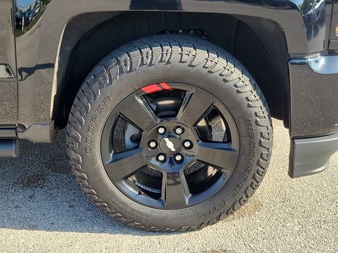 Used 2018 Chevrolet Silverado 1500 LT w/ Redline Edition AWD/4WD image 7