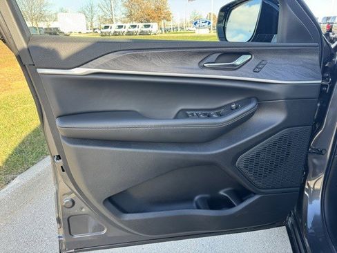 New 2025 Jeep Grand Cherokee Limited image 8