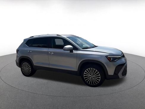 Used 2025 Volkswagen Taos SE FWD image 2