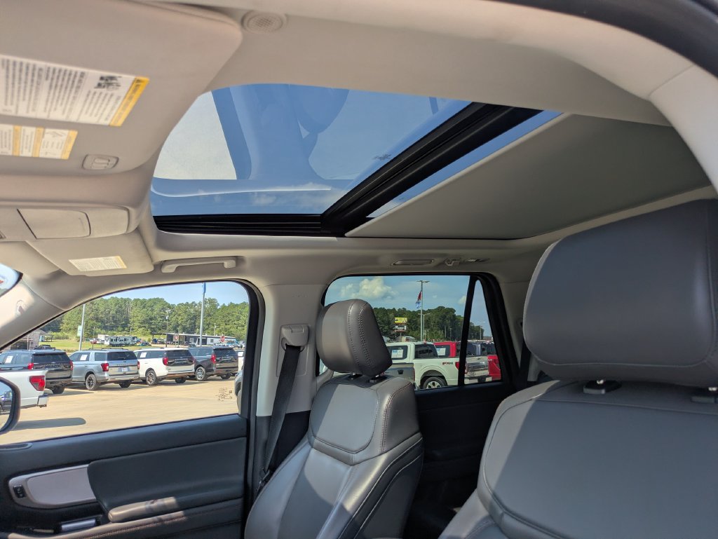 Used 2025 Ford Expedition Active AWD/4WD image 6