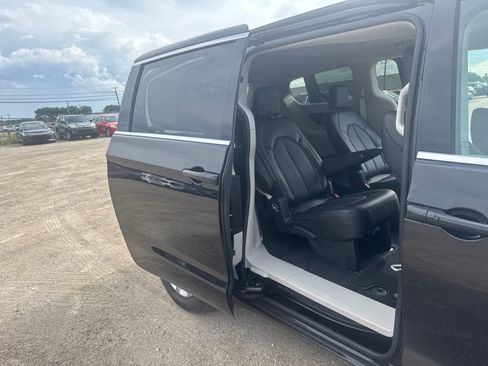 Used 2024 Chrysler Pacifica Touring-L AWD/4WD image 17