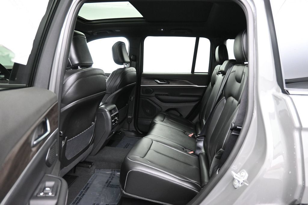 New 2027 Jeep Grand Cherokee Limited w/ Limited Altitude Package AWD/4WD image 27