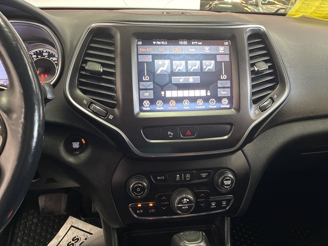 Used 2019 Jeep Cherokee Trailhawk w/ Cold Weather Group AWD/4WD image 16