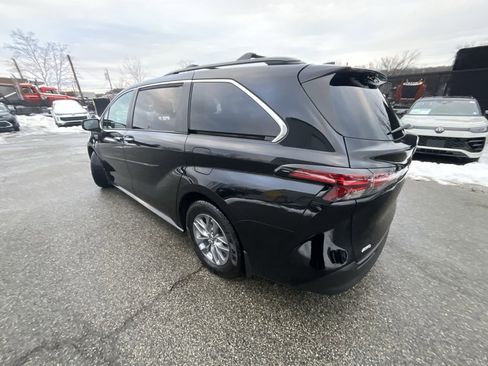 Used 2022 Toyota Sienna XLE image 2
