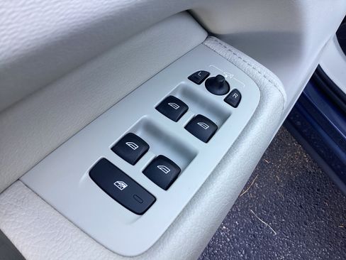 Certified 2022 Volvo XC60 B5 Momentum w/ Climate Package image 15