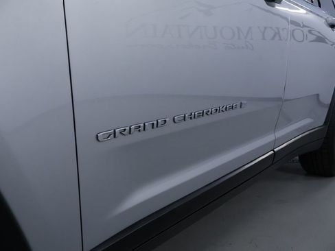 Used 2023 Jeep Grand Cherokee L Laredo image 10