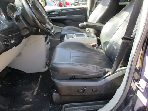 Used 2013 Chrysler Town & Country Touring image 8