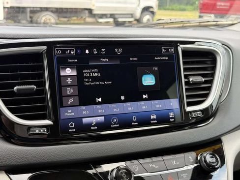 Used 2024 Chrysler Pacifica Touring-L FWD image 26