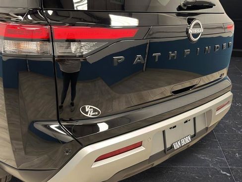 Used 2025 Nissan Pathfinder SL w/ Black Appearance Package FWD image 34