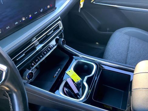 Used 2025 Chevrolet Traverse LT image 17