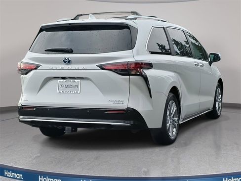 Used 2024 Toyota Sienna Platinum image 6