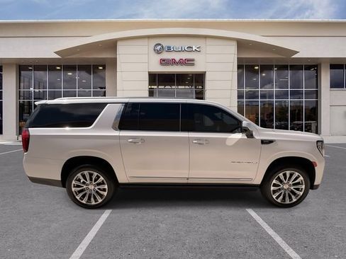 Certified 2022 GMC Yukon XL Denali w/ Denali Ultimate Package AWD/4WD image 16