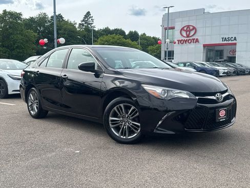Used 2017 Toyota Camry SE w/ Moonroof Package FWD image 1