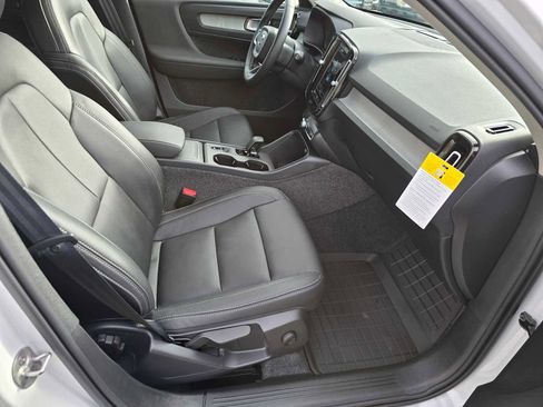 Used 2025 Volvo XC40 B5 Core w/ Protection Package Premier image 11