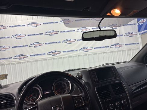 Used 2017 Dodge Grand Caravan SXT image 2