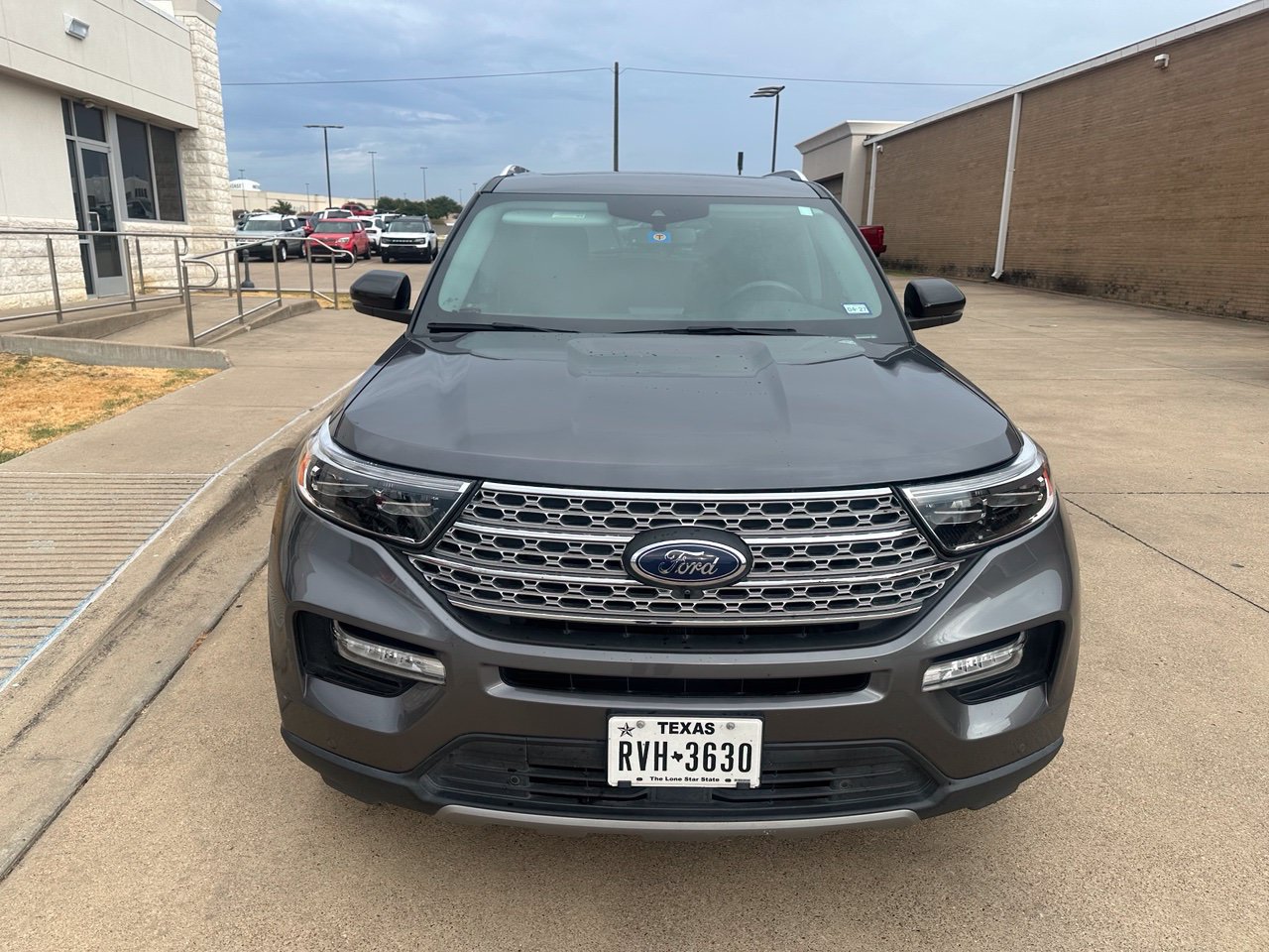 Used 2022 Ford Explorer Limited w/ Equipment Group 301A RWD image 2