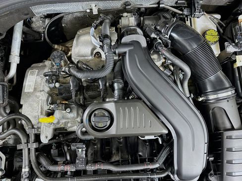 Used 2025 Volkswagen Jetta SE image 32