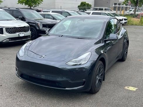Used 2024 Tesla Model Y Long Range AWD/4WD image 3