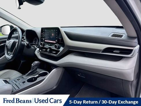 Used 2022 Toyota Highlander XLE AWD/4WD image 36