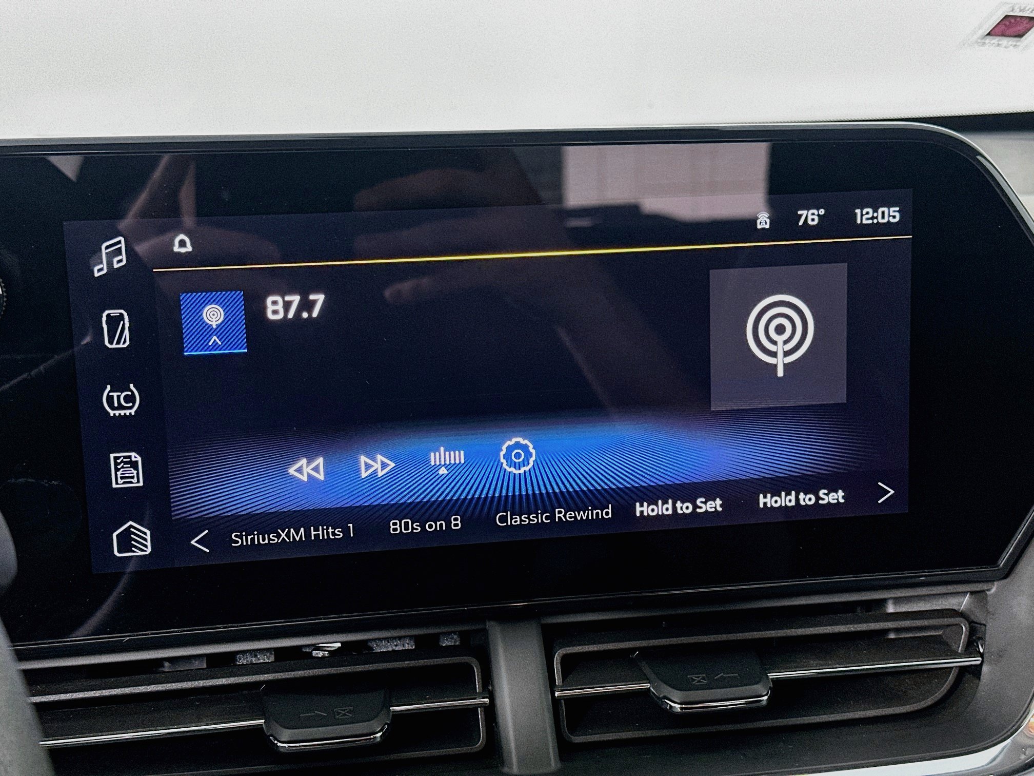Used 2025 Chevrolet Trax LT FWD image 19