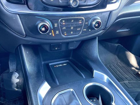 Used 2023 Chevrolet Traverse LT w/ Rear Camera Mirror Package image 25