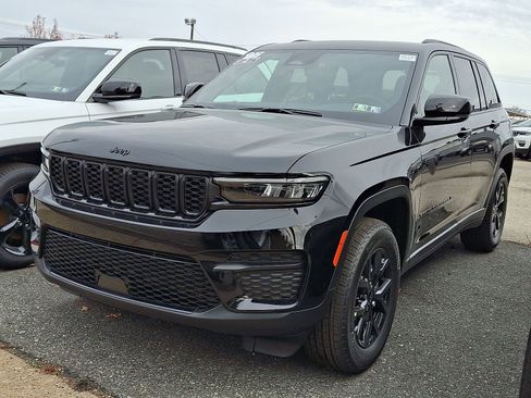 New 2025 Jeep Grand Cherokee Altitude image 3