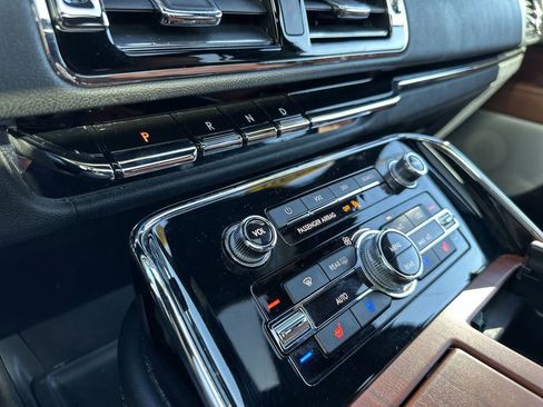 Certified 2020 Lincoln Navigator Reserve w/ Luxury Package image 23