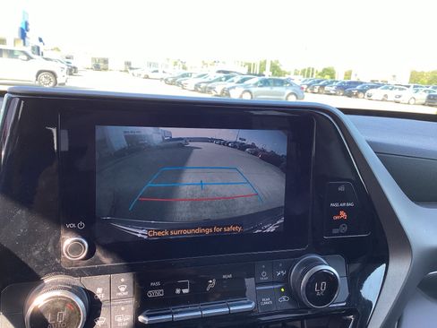 Used 2023 Toyota Highlander L FWD image 20