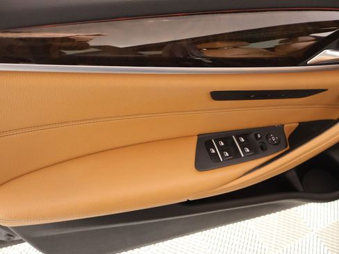 Used 2019 BMW 530e xDrive w/ Convenience Package image 17