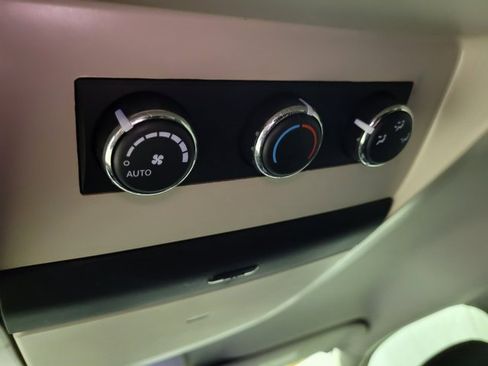 Used 2016 Chrysler Town & Country Touring image 42