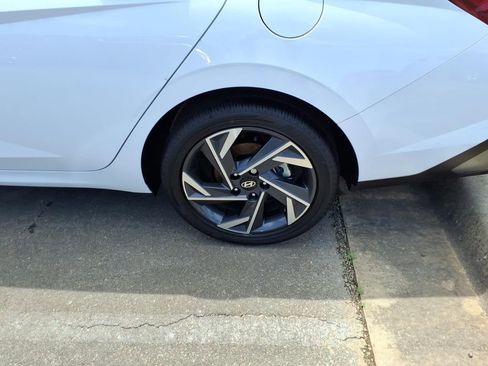 Used 2025 Hyundai Elantra Limited FWD image 6