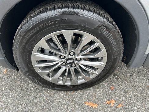 Used 2025 Cadillac XT4 Premium Luxury image 13