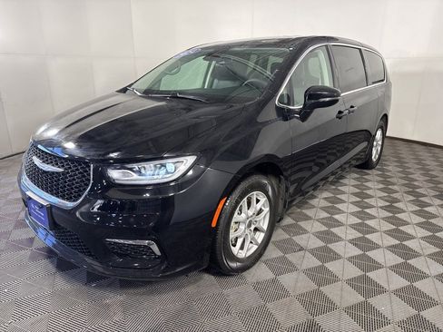 Used 2024 Chrysler Pacifica Touring-L image 15