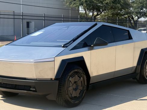 Used 2025 Tesla Cybertruck AWD Crew Cab image 4