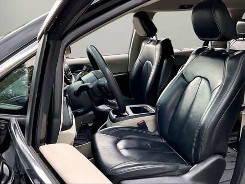 Used 2022 Chrysler Pacifica Touring-L FWD image 20