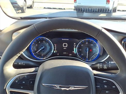 Used 2024 Chrysler Pacifica Touring-L image 11