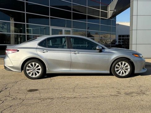Used 2018 Toyota Camry LE image 2