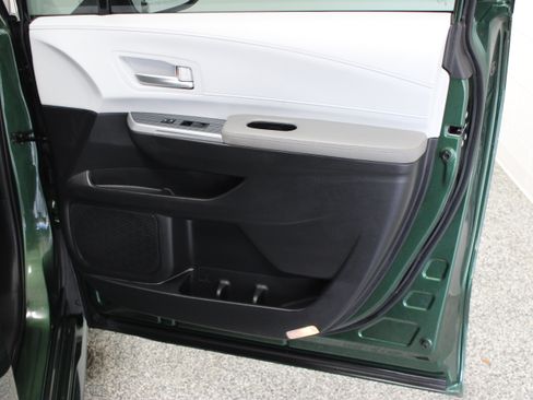 Used 2026 Toyota Sienna XLE FWD image 37
