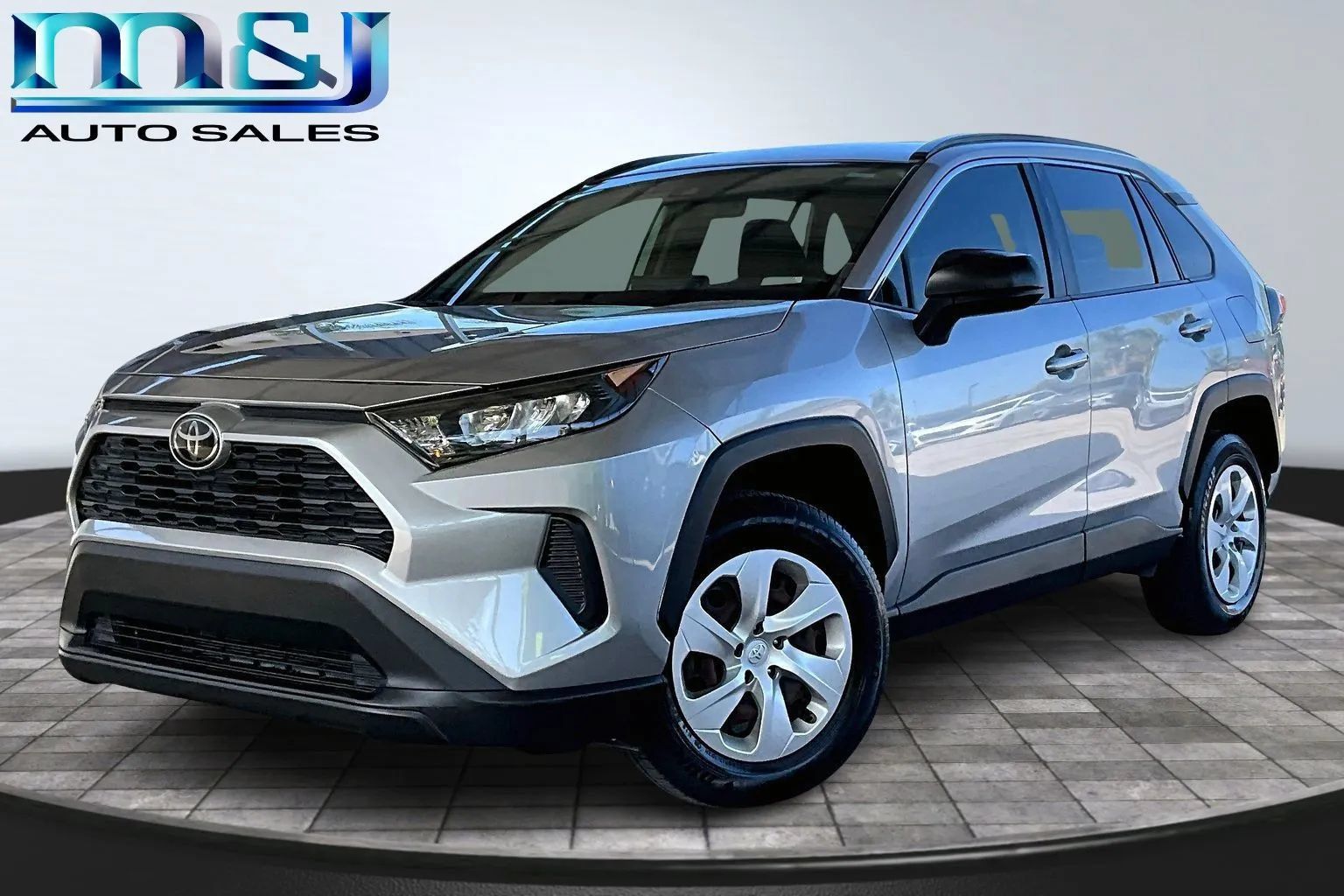 Used 2019 Toyota RAV4 LE FWD image 1