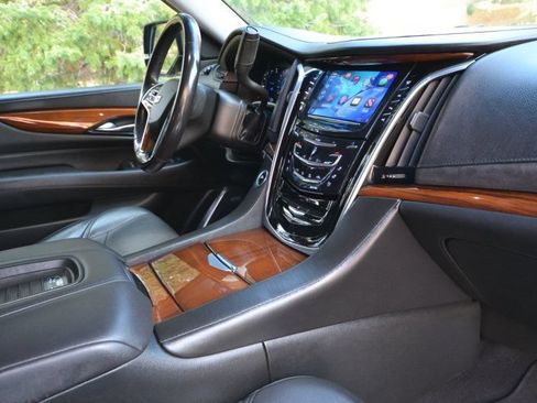 Used 2018 Cadillac Escalade Luxury AWD/4WD image 22