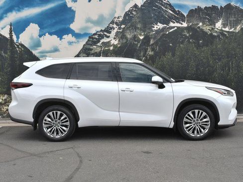 Used 2024 Toyota Highlander Limited AWD/4WD image 2