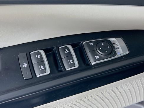 Used 2024 Kia Carnival LX FWD image 16