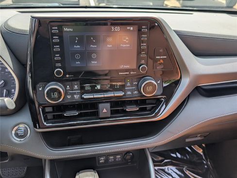 Used 2022 Toyota Highlander XLE AWD/4WD image 31