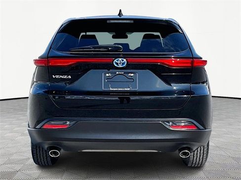 Used 2023 Toyota Venza LE image 5