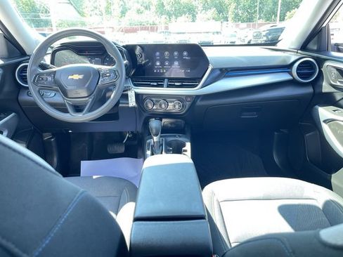 Used 2024 Chevrolet Trax LS w/ LS Convenience Package FWD image 18