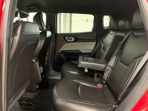 Used 2025 Jeep Compass Limited image 17