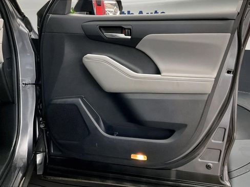 Used 2021 Toyota Highlander XLE image 26