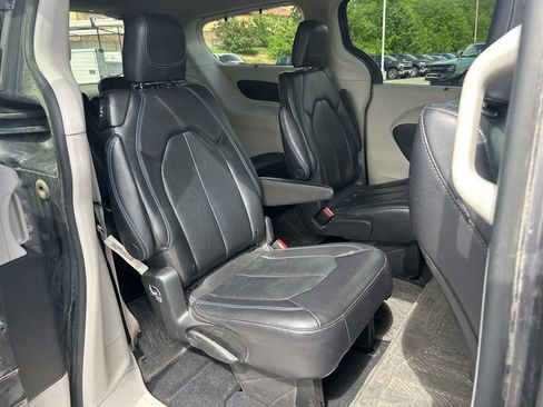 Used 2021 Chrysler Pacifica Touring-L w/ Premium & Safety Sphere Group FWD image 36