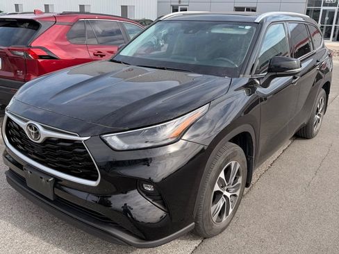 Used 2022 Toyota Highlander XLE AWD/4WD image 2