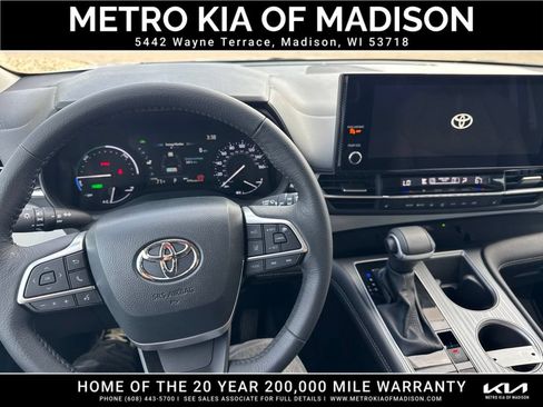 Used 2025 Toyota Sienna XLE AWD/4WD image 18